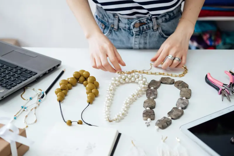 Fabriquer des bijoux avec des matériaux recyclés : méthodes, idées et finitions durables