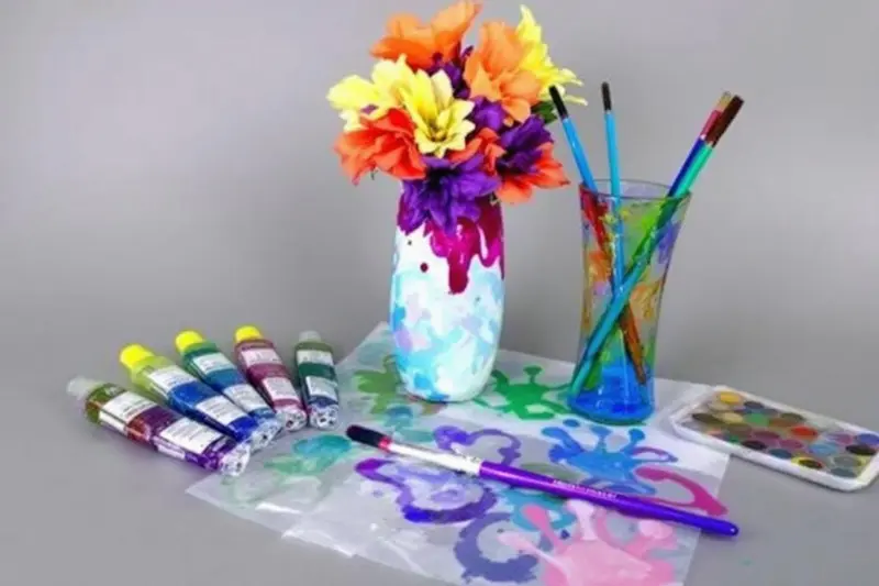 Devenir peintre sur verre : techniques, matériel et astuces pour débuter