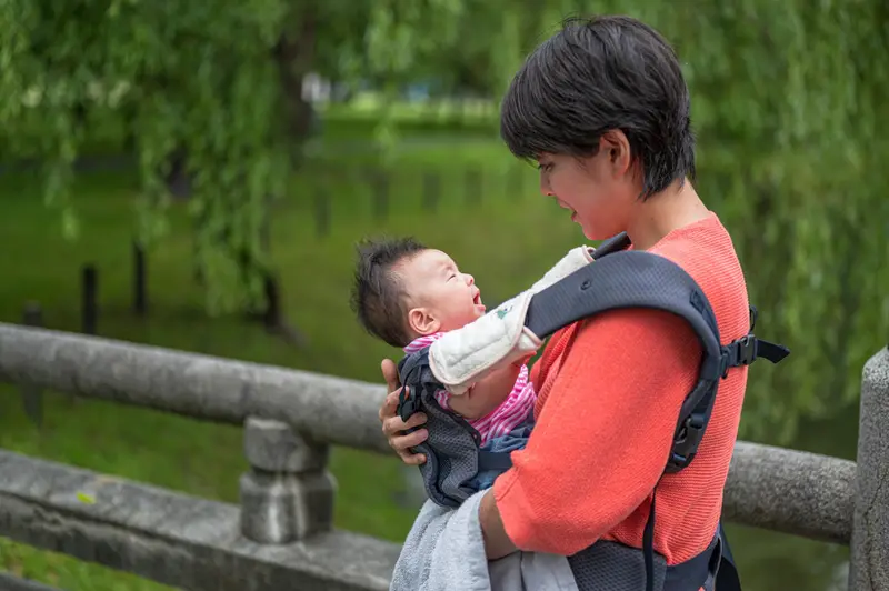 Mei Tai : bien porter bébé en sécurité et avec ergonomie