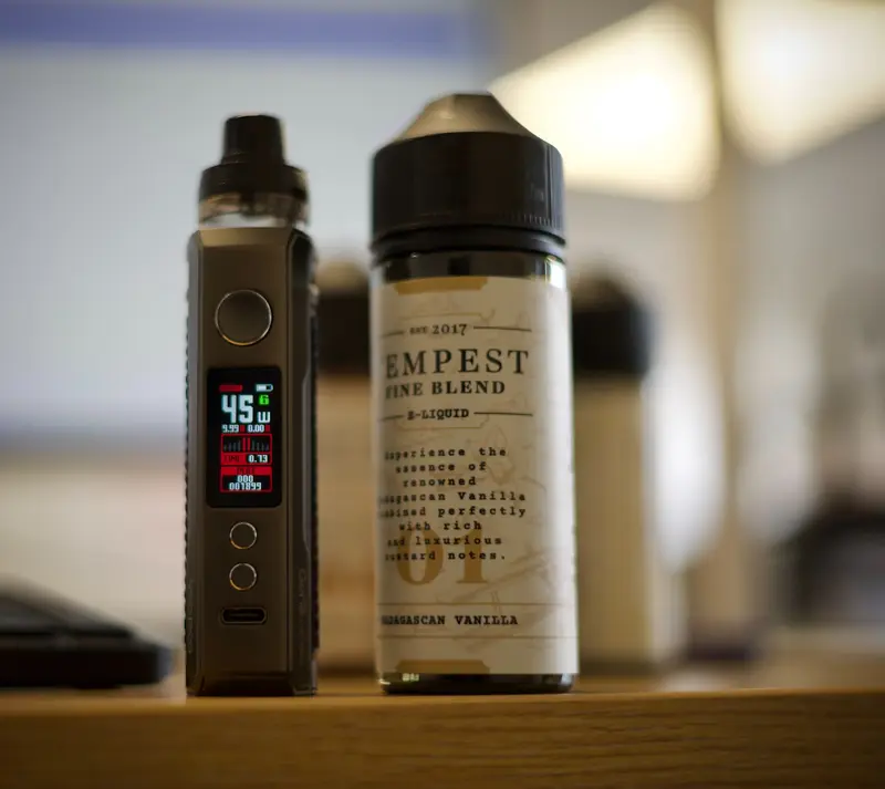 Comment choisir un e-liquide aux sels de nicotine pour arrêter de fumer