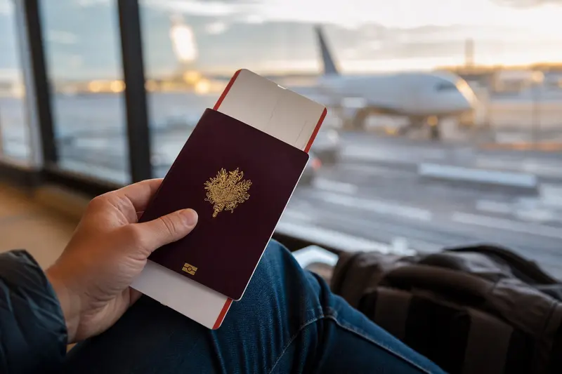 Passeport français périmé depuis moins de cinq ans : les pays qui l’acceptent encore