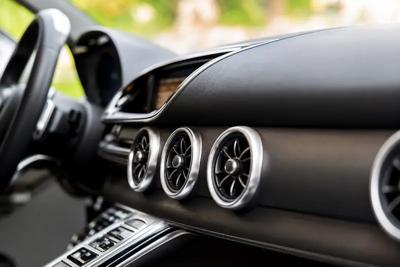 Climatisation de voiture qui sent le moisi au démarrage : pourquoi, et comment éliminer l'odeur durablement