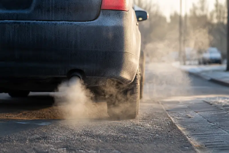 Voiture qui broute au démarrage à froid : pourquoi, et à partir de quand s'inquiéter
