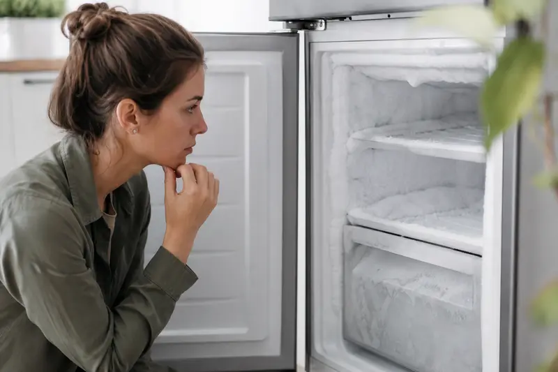 Le congélateur se couvre de givre quelques semaines après le dégivrage : pourquoi, et comment stopper le phénomène
