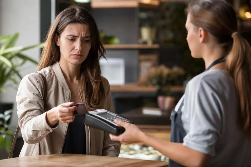 Carte bancaire refusée en paiement alors qu'il y a de l'argent sur le compte : les causes possibles