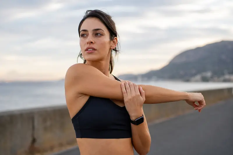 L'épaule craque à chaque fois que je lève le bras, sans douleur : faut-il s'inquiéter ?