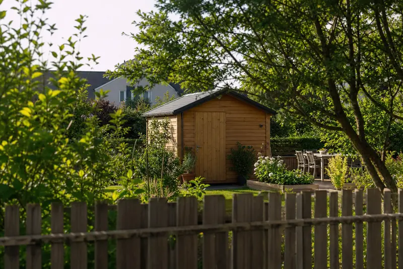 Le voisin a construit un abri de jardin sans déclaration préalable : quels sont vraiment vos recours