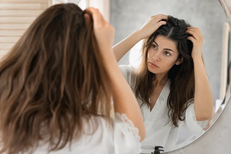 Les cheveux redeviennent gras dès le lendemain d'un shampoing, malgré un cuir chevelu propre : pourquoi