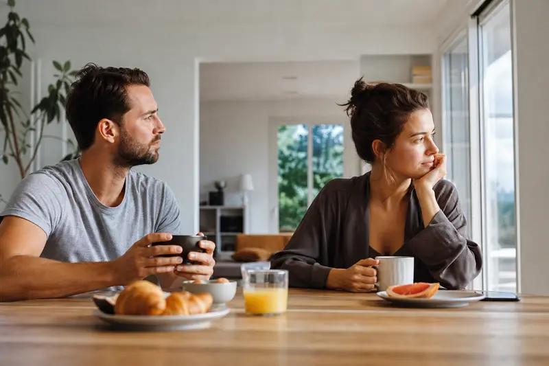 Le couple ne se dispute jamais mais ne communique plus vraiment : comment relancer le dialogue
