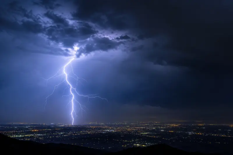 Pourquoi entend-on le tonnerre après avoir vu l'éclair : l'explication, et comment estimer la distance de l'orage